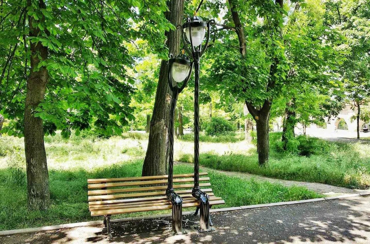 Pleasure Apartment Near Center Of Odessa Экстерьер фото